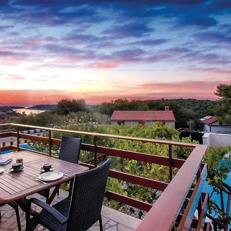 Holiday home 4 Bedroom Beautiful Home In Pula Pula
