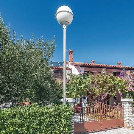 4 Bedroom Beautiful Home In Pula *
