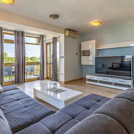 Holiday home 4 Bedroom Beautiful Home In Pula *